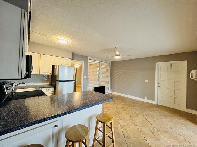 Building Photo - 11000 S Ocean Dr