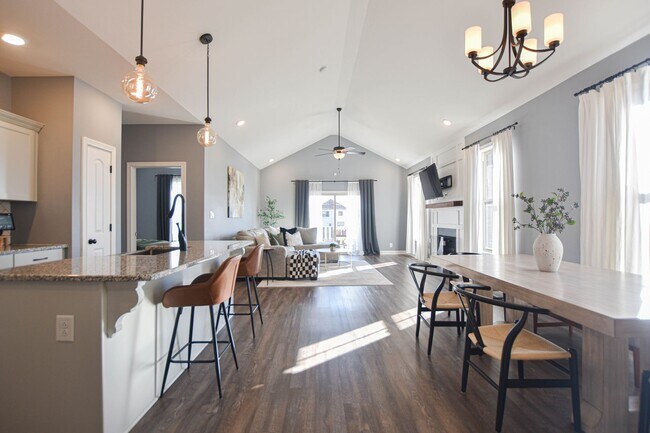Building Photo - Pet Friendly Three Bedroom!