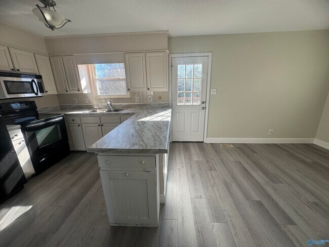 Building Photo - 9904 Willow Cove Rd SE