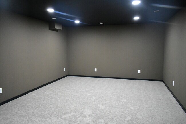 Building Photo - 1208 Oak St N