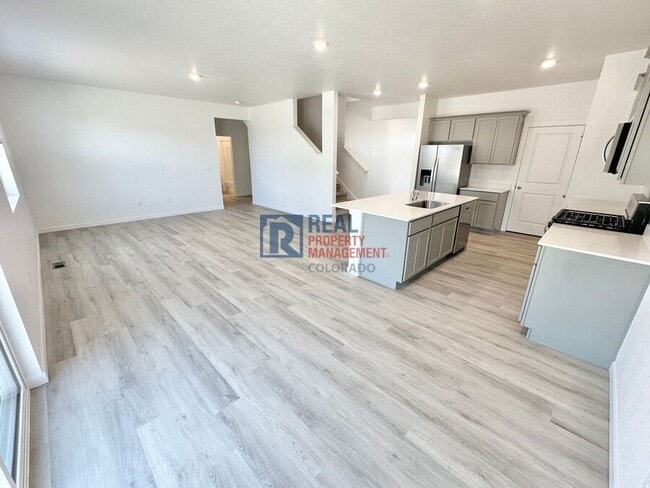 Building Photo - 778 N Clubview St