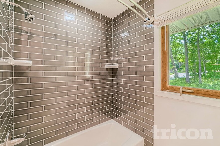 Building Photo - 14150 Rolling Oaks Cir NE