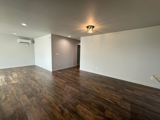 Building Photo - Newer 3 Bed 2 Bath Home In Roseburg