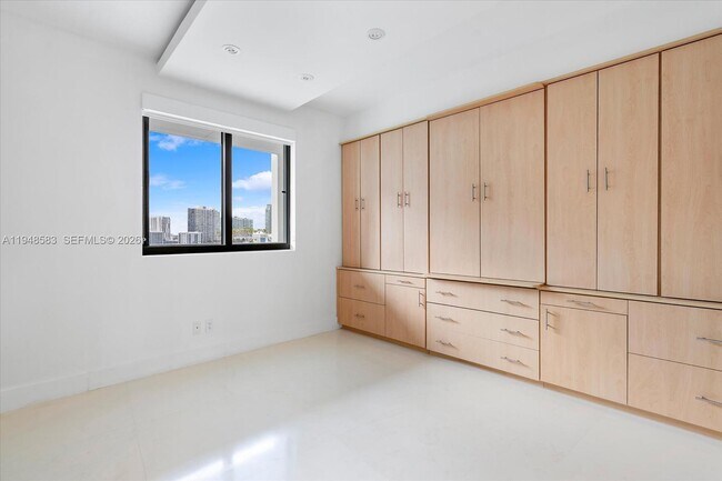 Building Photo - 601 NE 36th St