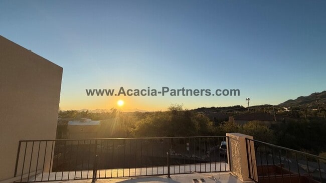 Building Photo - Three Bedroom Townhome