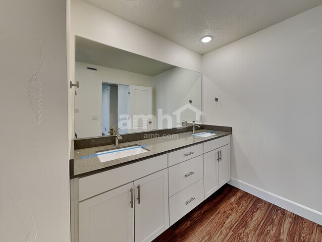 Building Photo - 11068 S Stream Rock Rd