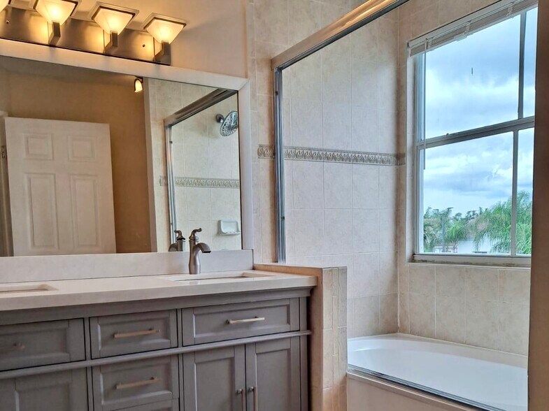 Building Photo - 4635 NW 97th Pl