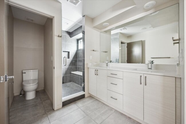 Building Photo - Upscale rear unit in the heart of Denver!