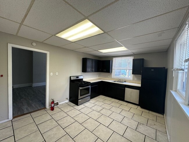 Building Photo - *** Shadyside * Large 4 Bedroom House For ...