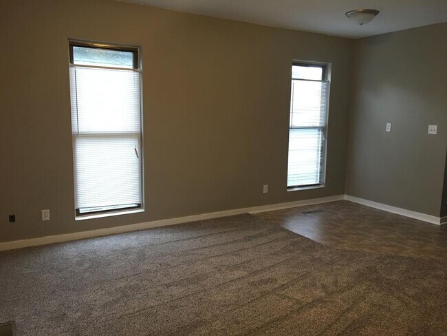 Building Photo - 905 North-5T