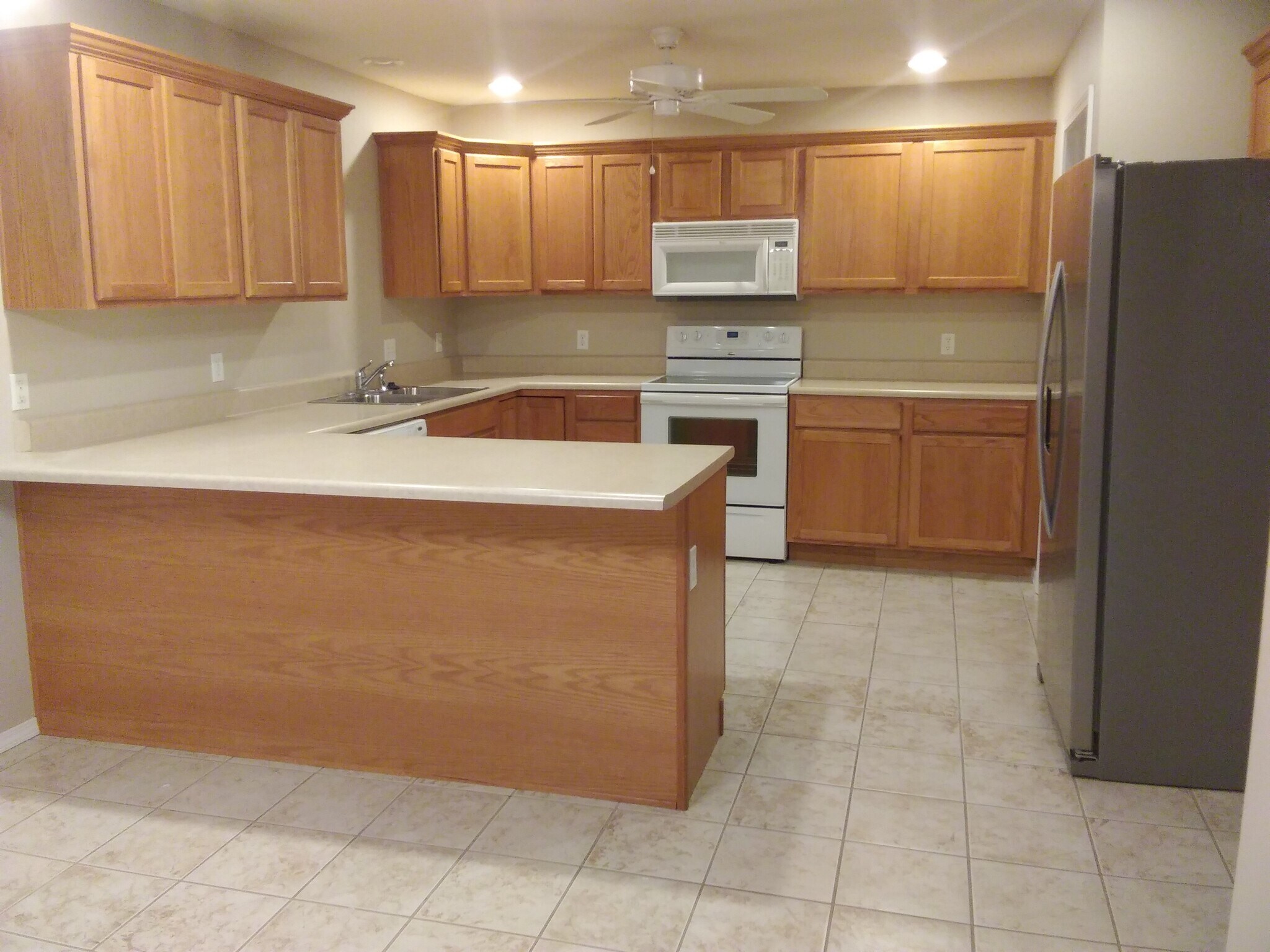 Kitchen with breakfast bar - 3013 N Fremont Ave