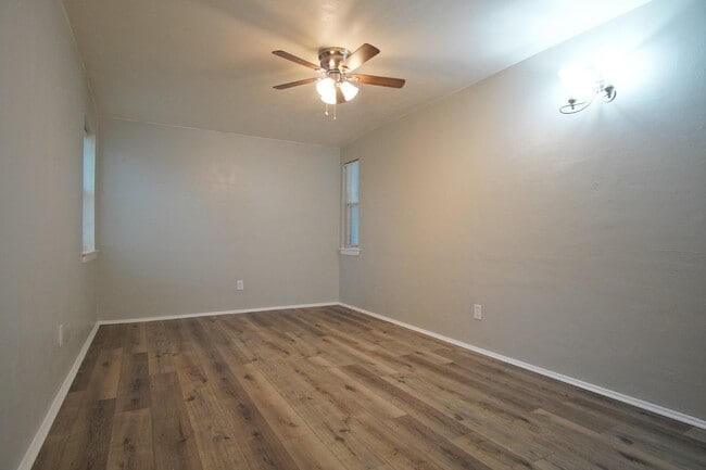 Building Photo - Well-Maintained 3BR/2BA Home with Fenced Y...