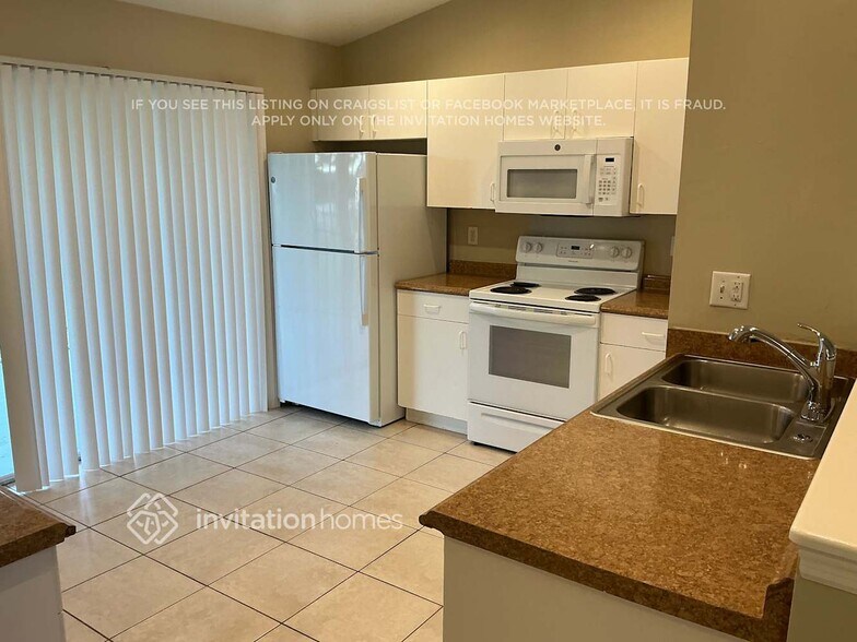 Building Photo - 904 NE 5th Pl