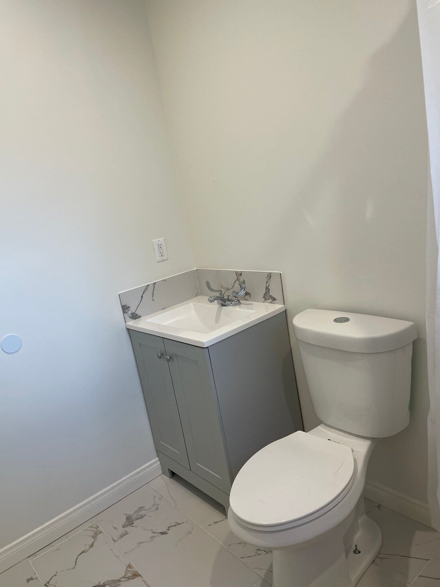 Building Photo - 6843 Vantage Ave