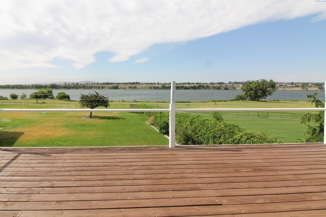 Building Photo - 3 bed, 2 bath attached House on Pasco River