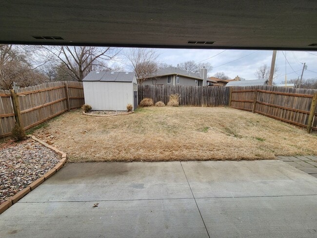 Building Photo - Beautiful newer home with everything on main level in Seaman Schools