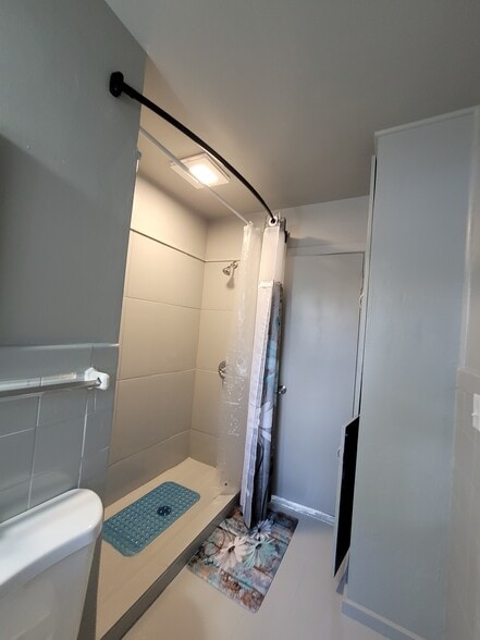 Building Photo - 5321 NE 29th St