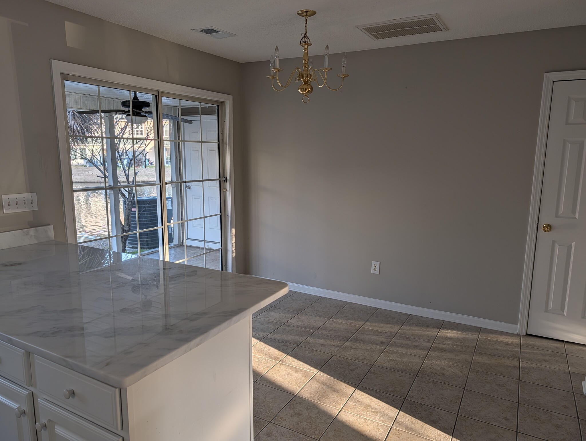 Dining Area - 682 Wilshire Ln