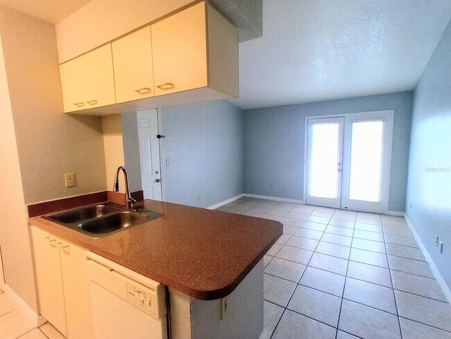 Building Photo - 2550 N Alafaya Trail
