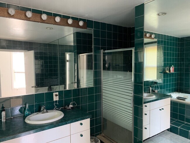 Building Photo - 13 Dodge St