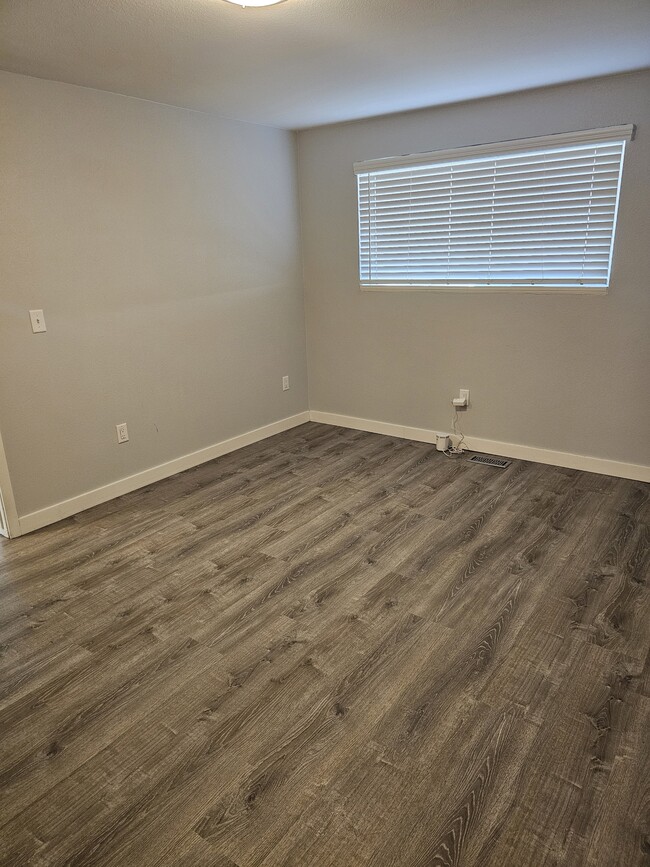 Building Photo - 813 Riverside Dr