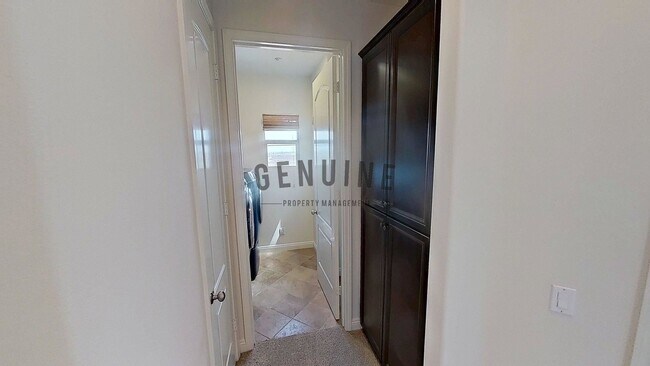 Building Photo - Spacious 3Bd 2.5Ba 2 Story Home w/ Fabulou...