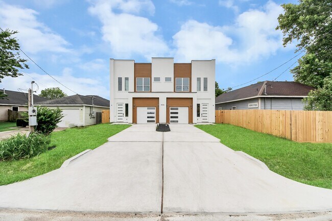Building Photo - 8206 Colonial Ln
