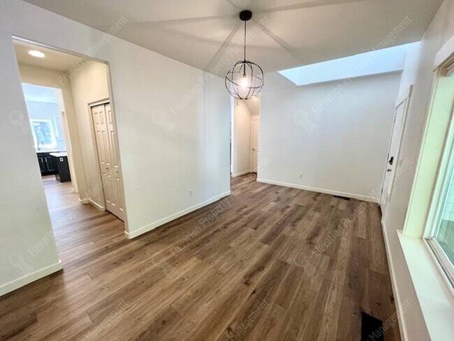 Building Photo - Beautifully updated 3 BR on west side of Bend