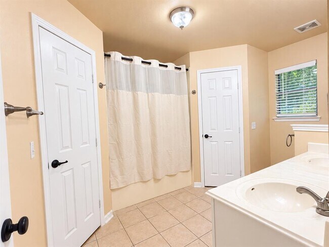 Building Photo - 807 Hilltop Dr