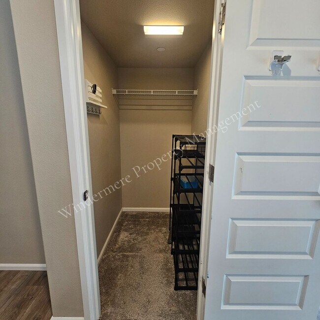 Building Photo - Spacious 4 Bedroom Home with Gas Fireplace, Office Space & 2-Car Garage!