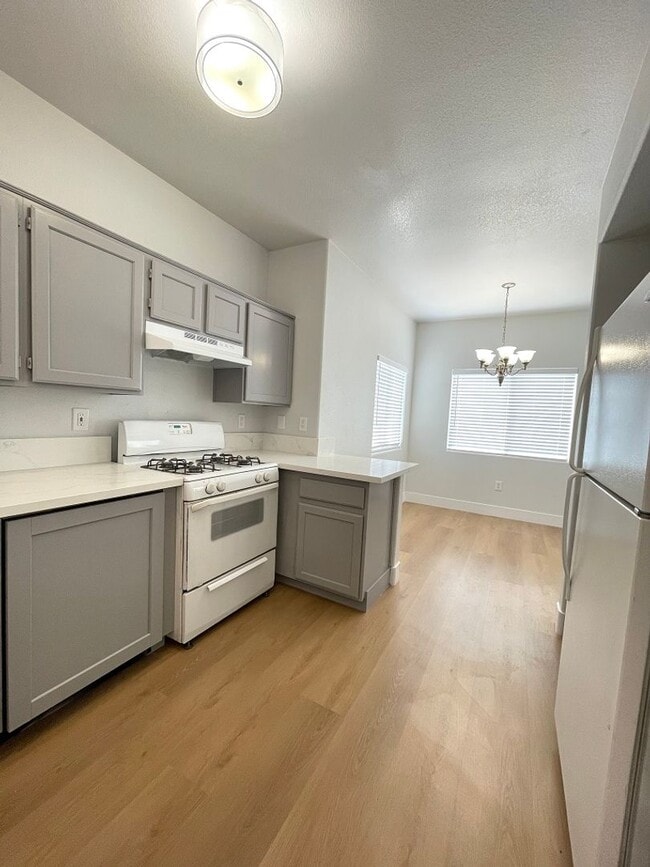 Building Photo - 3 bedroom/ 2 bath condo A Must See