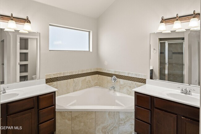 Building Photo - 14432 Russell Borea