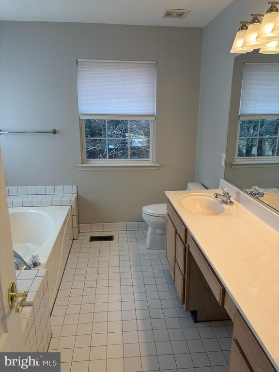 Building Photo - 506 Summervale Ct