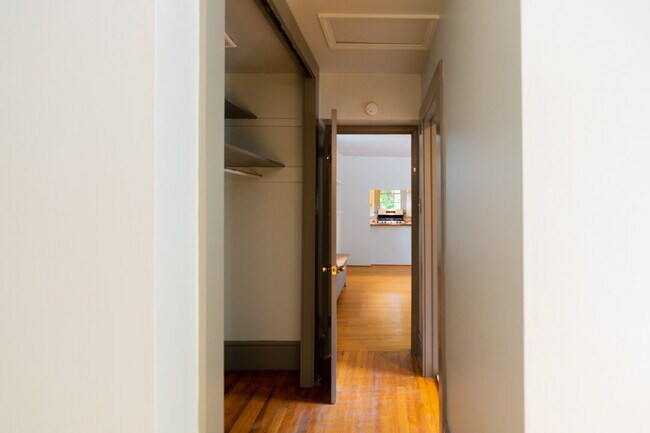 Building Photo - Inviting Stone Home for Rent – Walking Dis...