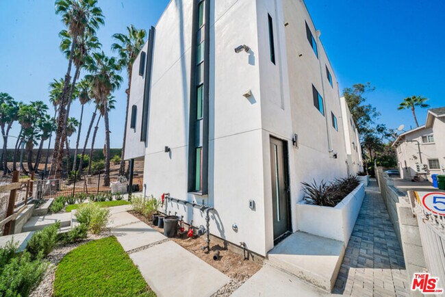 Building Photo - 739 Mariposa Ave