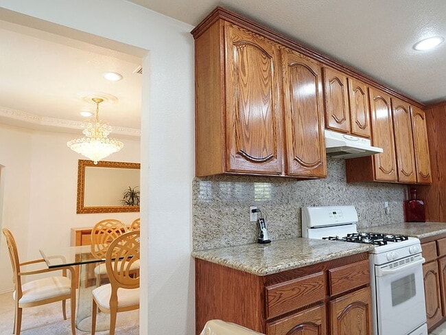 Building Photo - 3-Bedroom with 2 Baths and Spacious 2002 Sq Ft in Los Angeles!