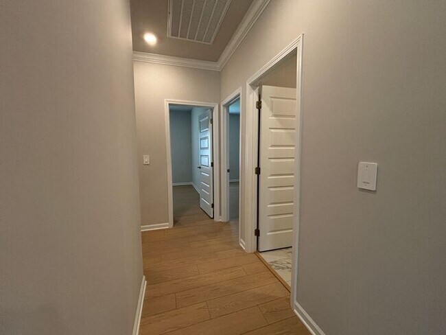 Building Photo - Look and lease in Athens