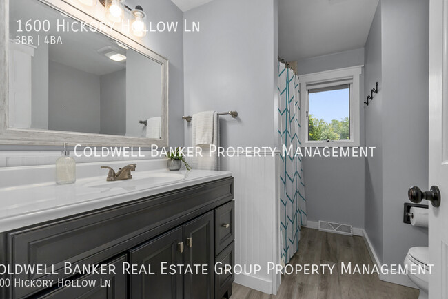Building Photo - 1600 Hickory Hollow, Menasha