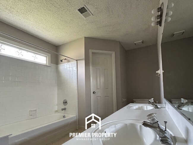 Building Photo - Large 5BR/3.5BA Home in 38125 | 2,541 Sq Ft, Vaulted Ceilings & Covered Patio