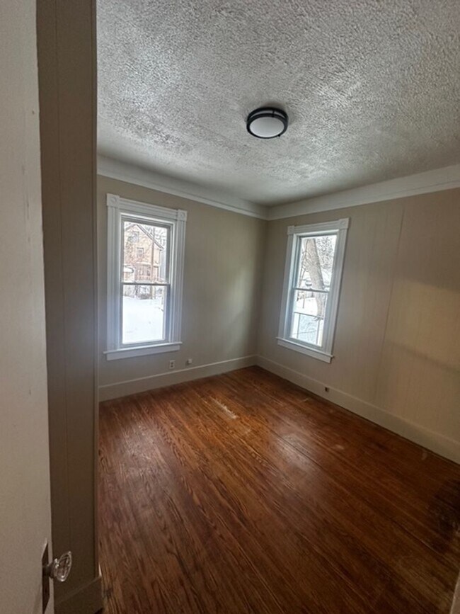 Building Photo - 207 Kenwood Ave