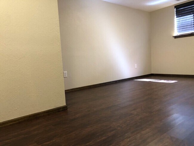 Building Photo - 3 Bed/2bath Single Family Home in Parkwood East