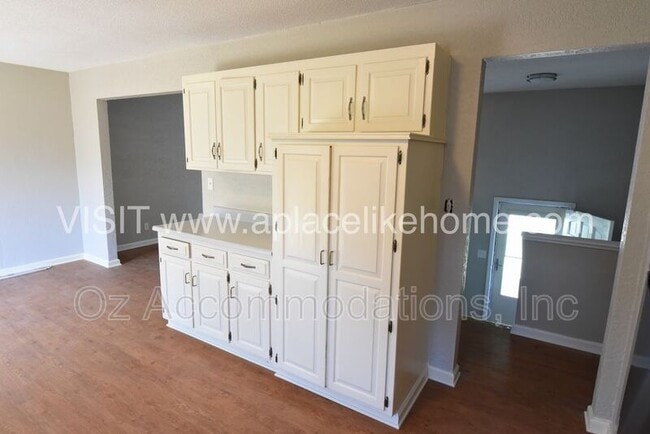 Building Photo - 1105 W Elm Terrace