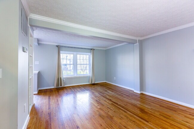 Building Photo - Bright and Spacious Townhome Living Near Reston