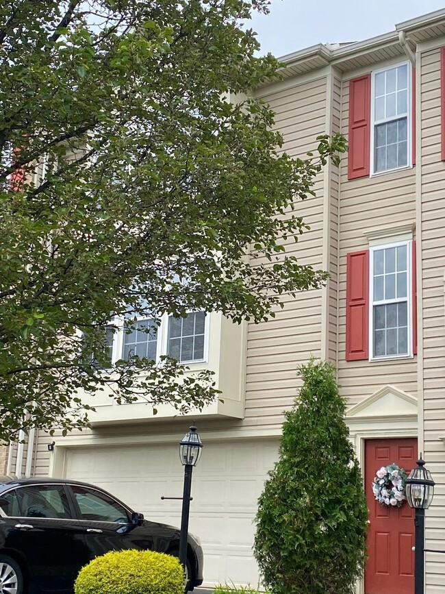 Building Photo - 3 Bedroom Townhouse