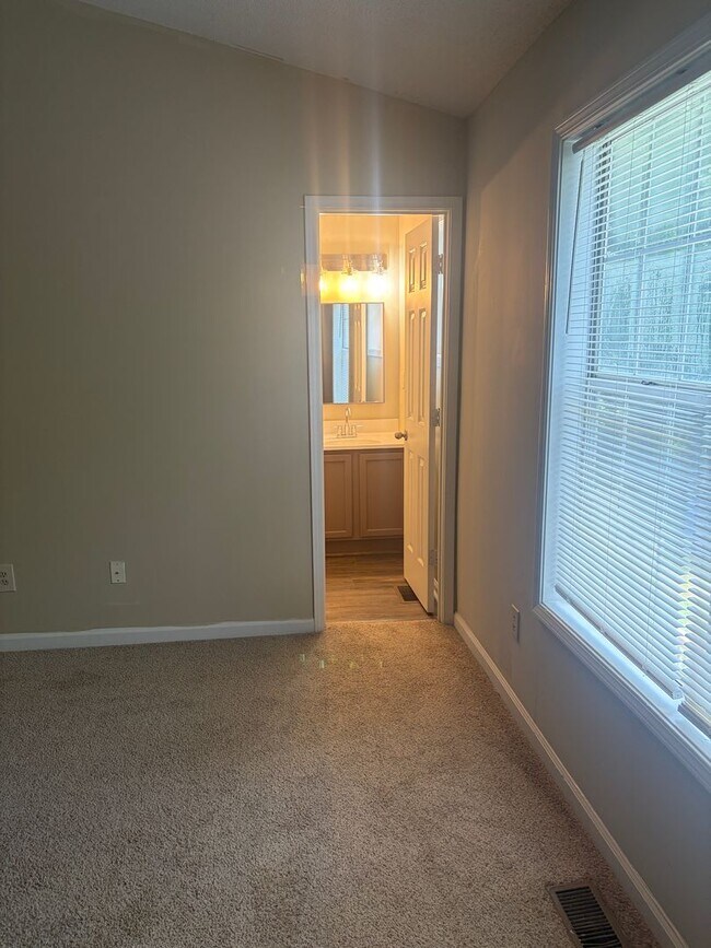 Building Photo - Stepless Townhome