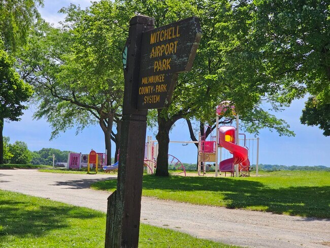 Building Photo - 4652 S Lenox St