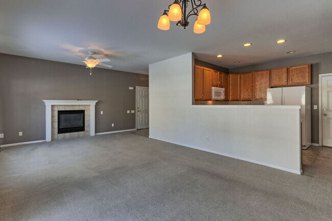 Building Photo - 3 Bedroom 3 Bath Townhome