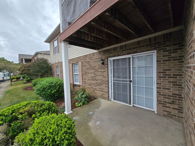 Building Photo - Available IMMEDIATELY!! Updated, 2 Bedroom...