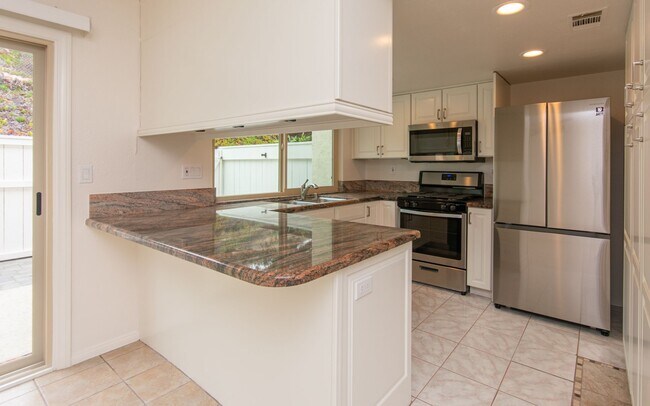 Building Photo - 3 Bedroom, 2.5 Bathroom Townhome!