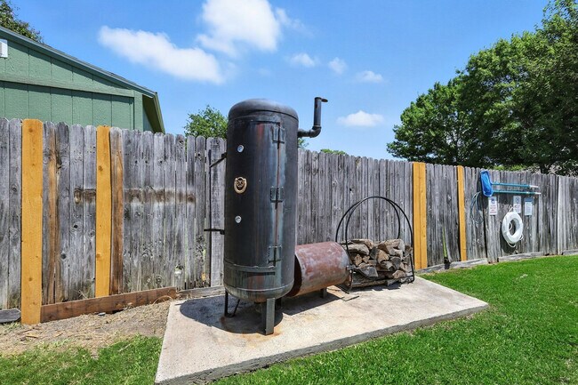 Building Photo - 749 Western Trail